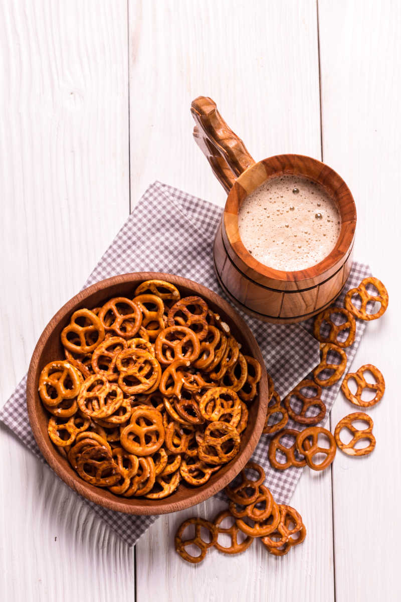 桌子上的饼干和啤酒