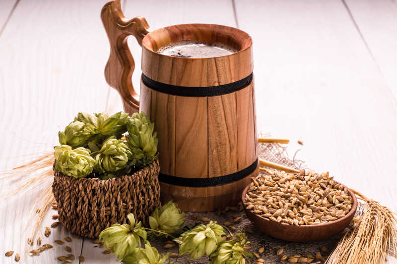 木桶里的啤酒喝桌子上的大麦