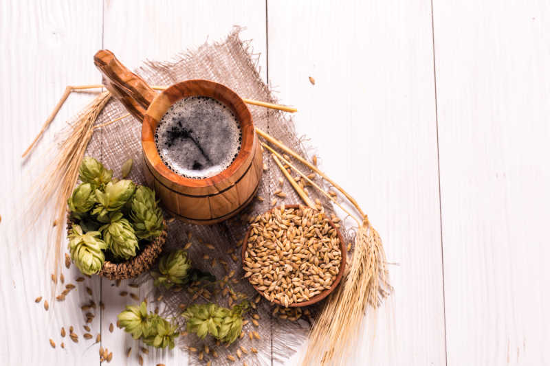 成熟的大麦和啤酒