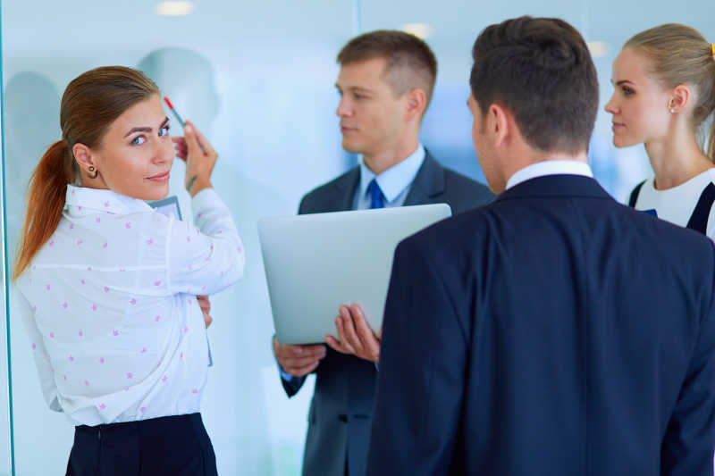 在一起开会的商业集团的商人