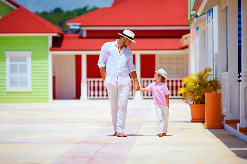 快乐的父子走在加勒比海村街上
