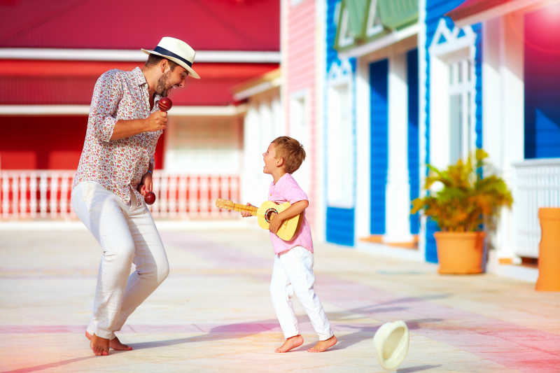 快乐父子在加勒比街上演奏音乐和舞蹈