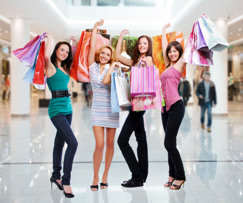 商场拎着购物袋的美女们