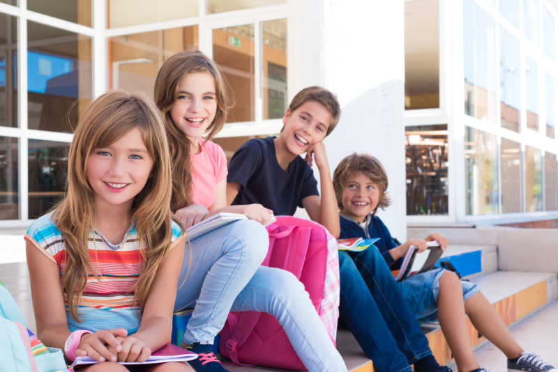 校园内坐在台阶上开心的学生