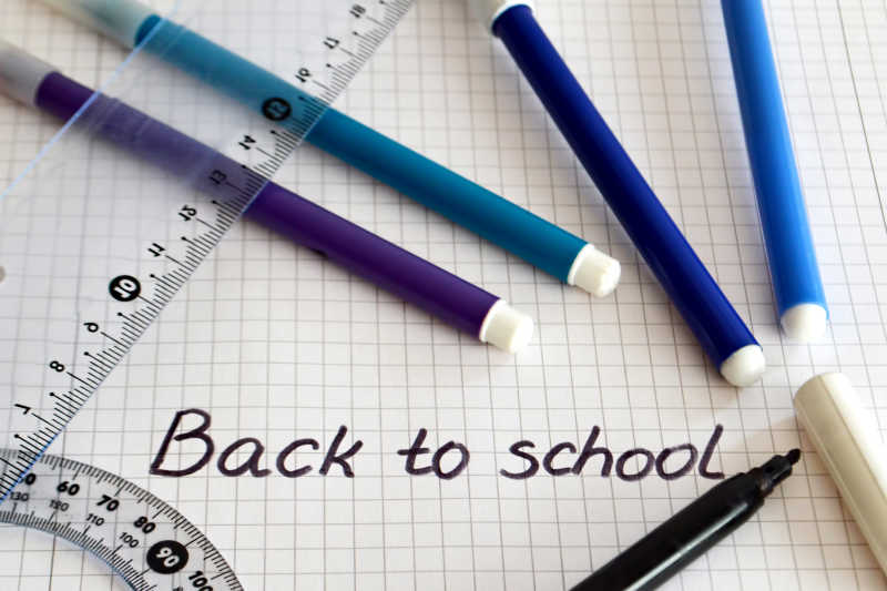 纸上写着回学校