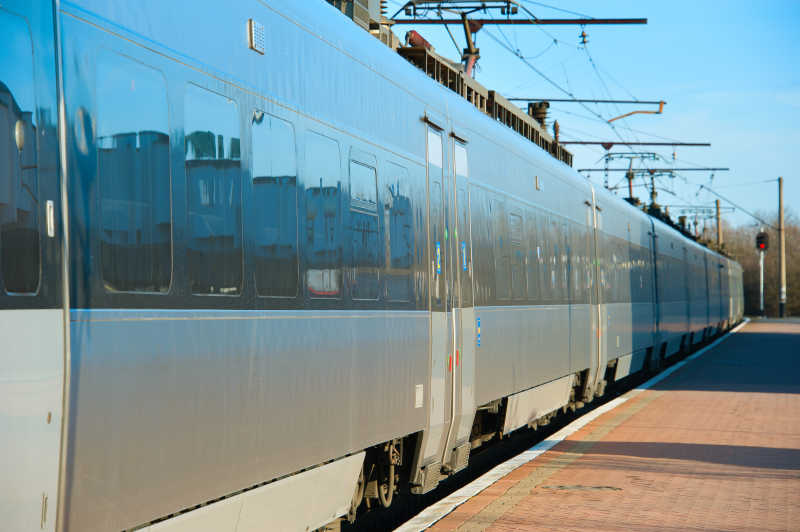 铁路轨道上的现代列车迷观