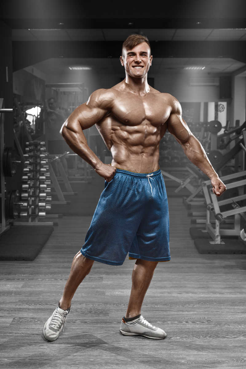 健身房里摆出健美姿势的男人