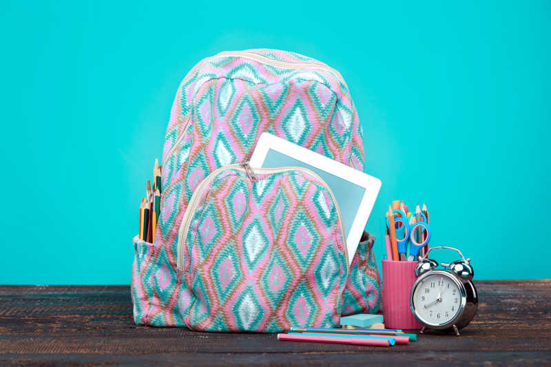 桌子上的书包和学习用品