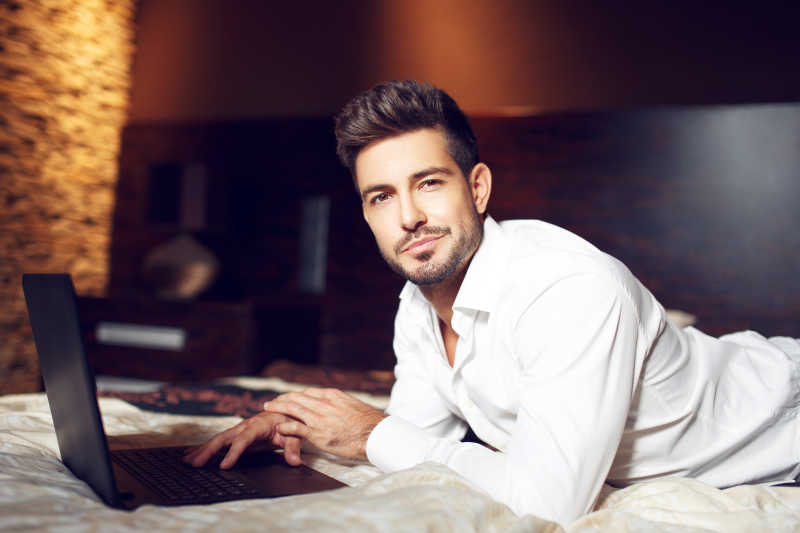 正在酒店使用这笔记本的年轻人