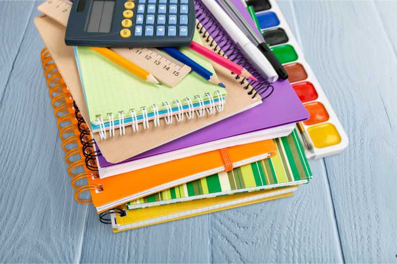 木板上的书和学习用品