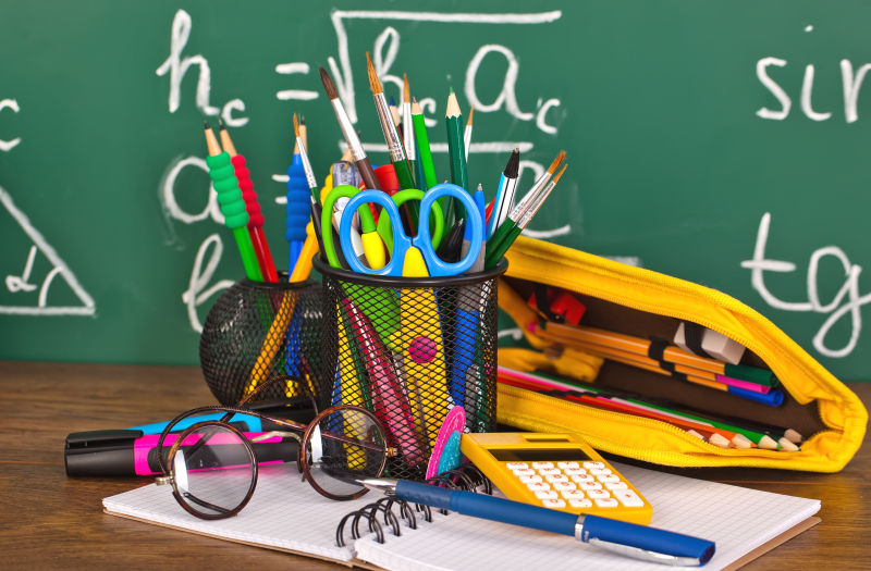 回到学校桌子上的工具