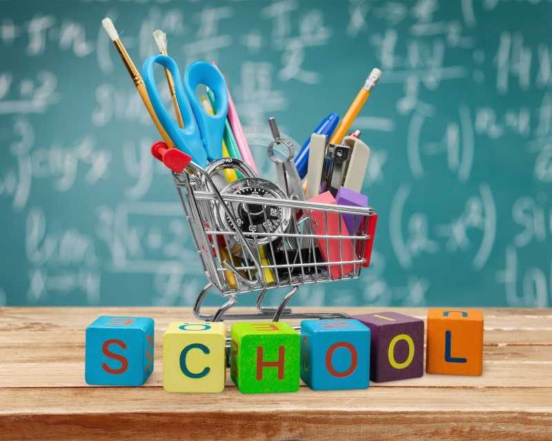 桌子上的教学用品