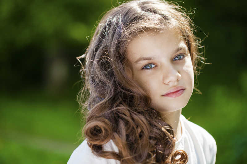 一个漂亮小女孩的肖像