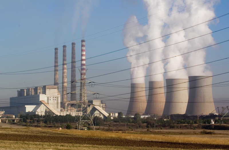 冒着滚滚白烟的发动机厂