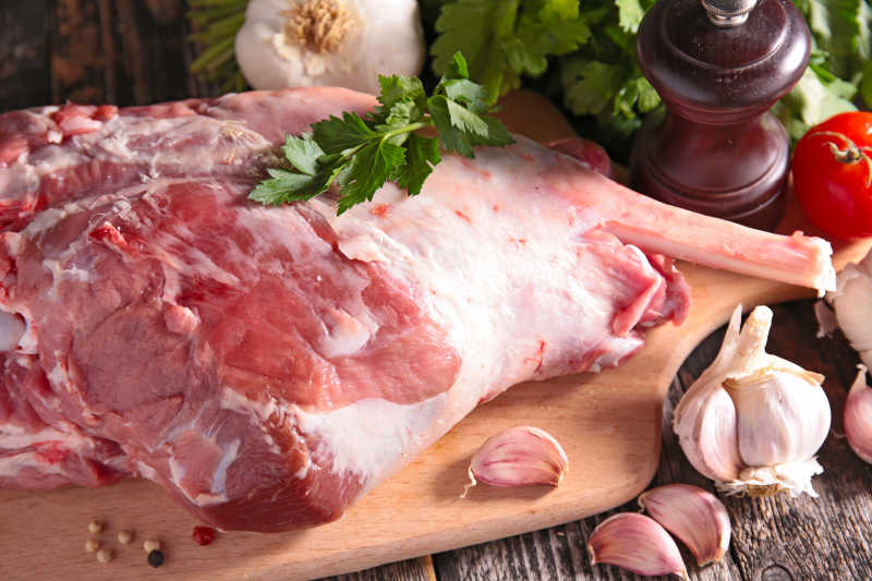 木板上的新鲜生肉和大蒜