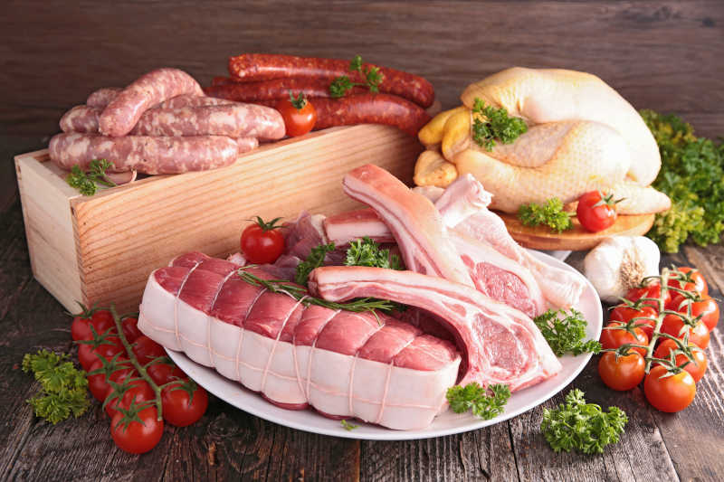 桌子上的小番茄和各种新鲜生肉