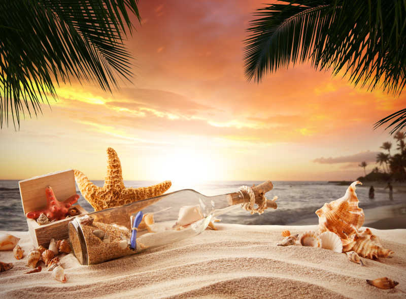 黄昏下美丽的海边沙滩风景