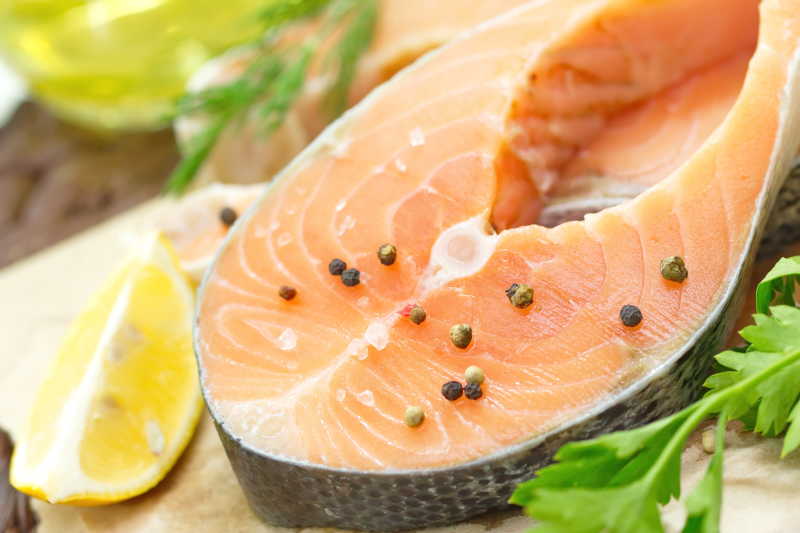 餐桌上新鲜的三文鱼