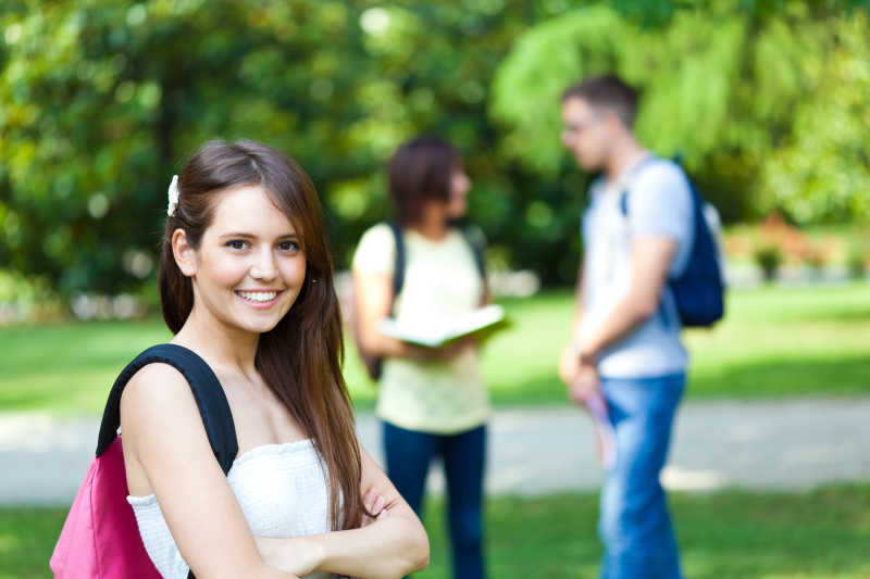 大學校園裡面快樂的學生