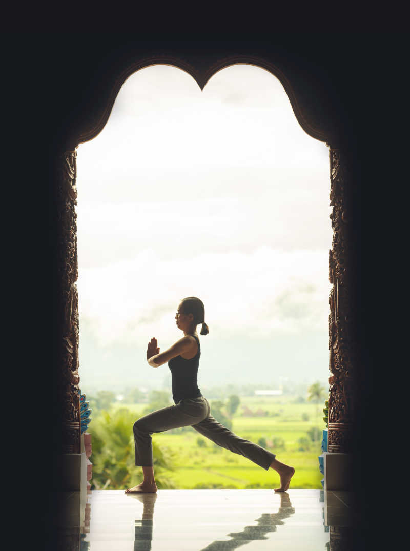 年轻的女人练习瑜伽