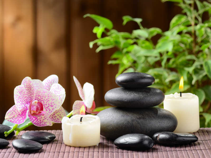 褐色竹帘上的香薰用品