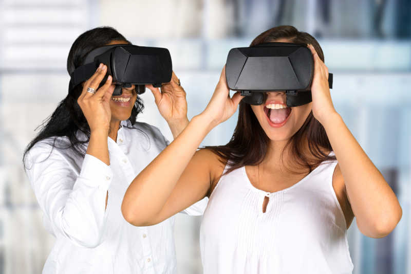 两个女孩惊讶的看着3d电影