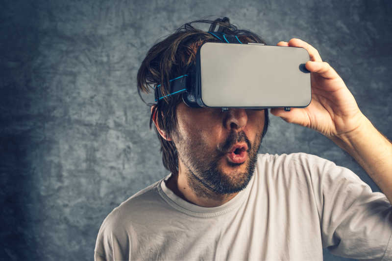 用vr眼镜看电影的男人