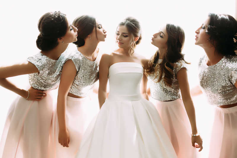 伴娘团假装亲吻新娘