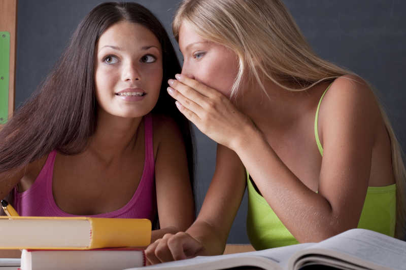 教室里闲聊的两名女学生