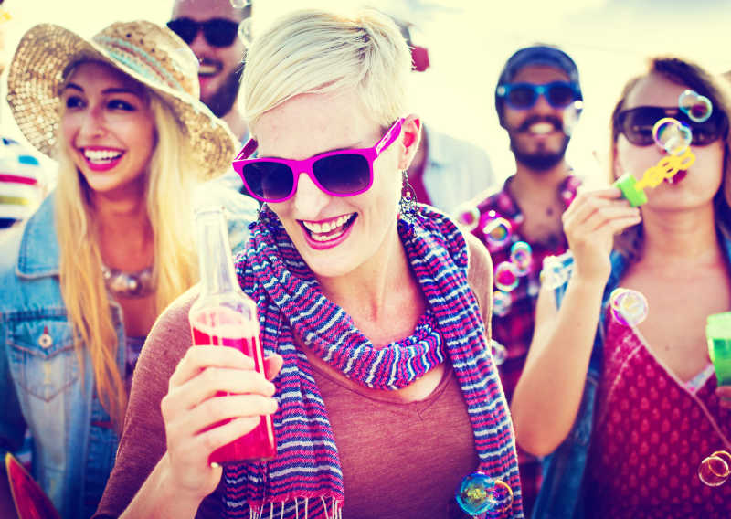 快乐的年轻人在派对上跳舞