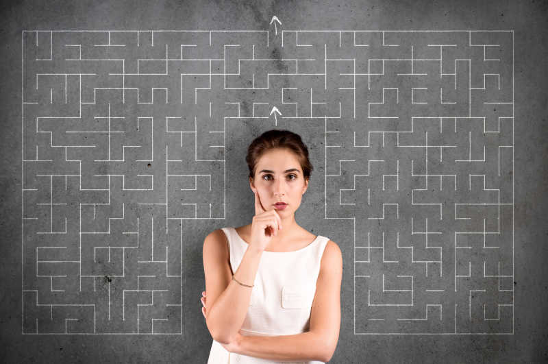 女孩背后的迷宫