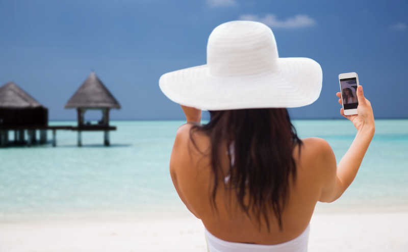 带白色帽子的美女在自拍