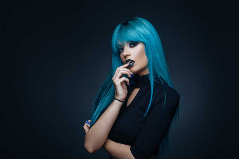 青色头发的漂亮女子
