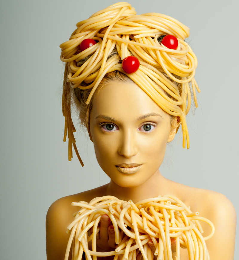 手拿意大利面食的女人