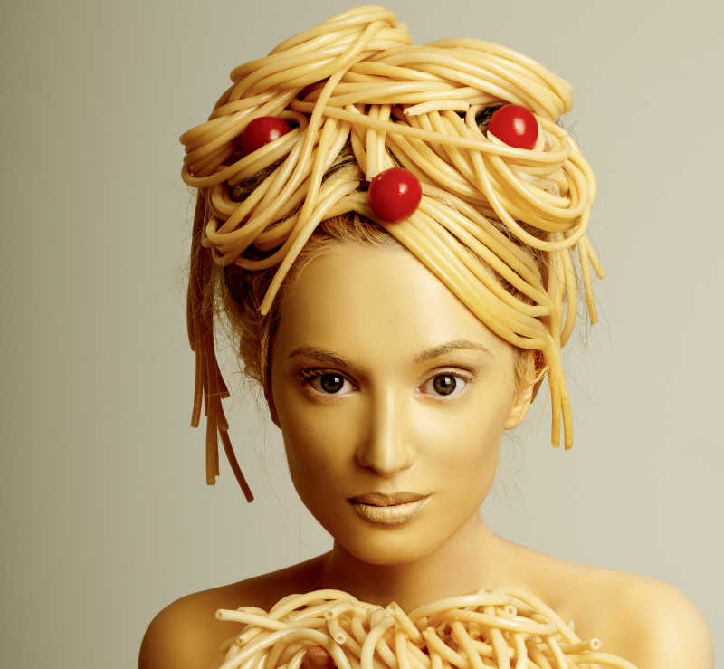 手拿意大利面食的女孩