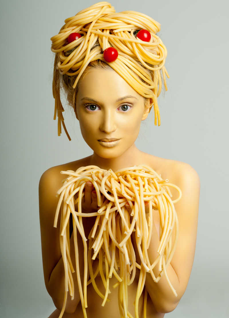 手拿面食的女孩