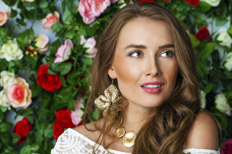 花墙前面的漂亮美女