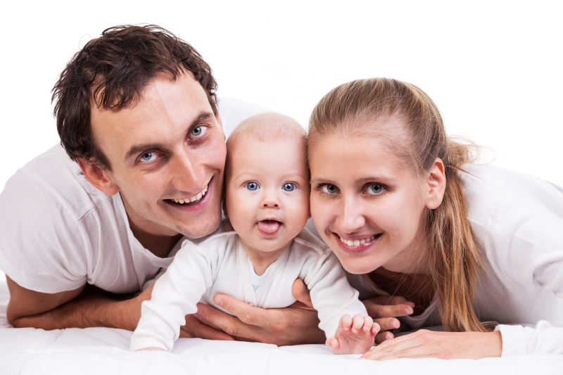 婴儿和家人在一起开心的微笑