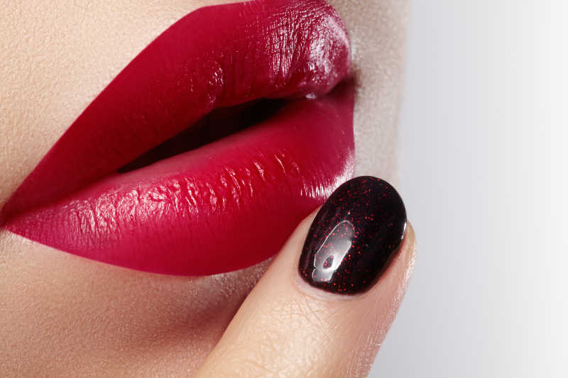 女人漂亮的红色唇妆