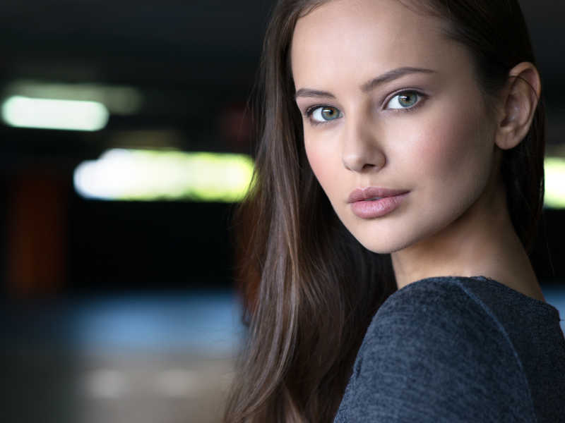 棕色长发美女脸部特写