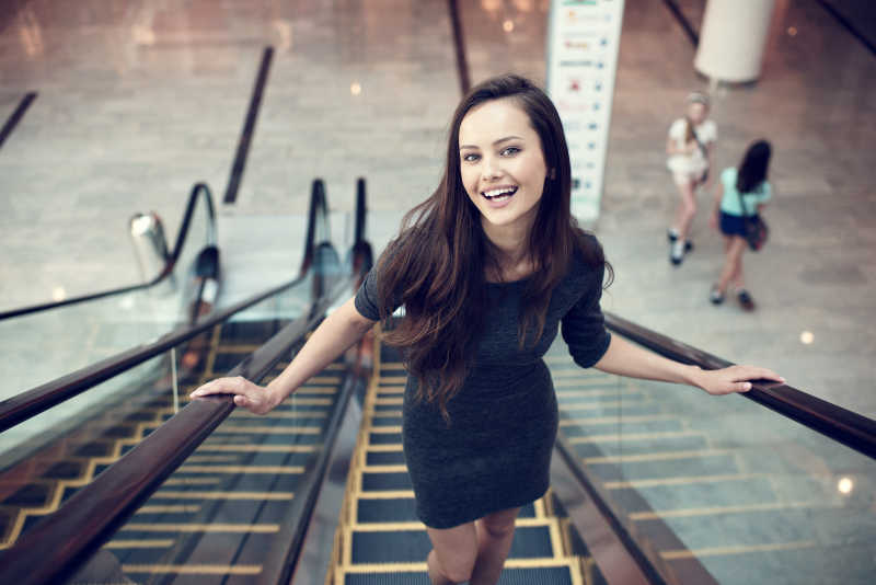 在商场电梯上的女人