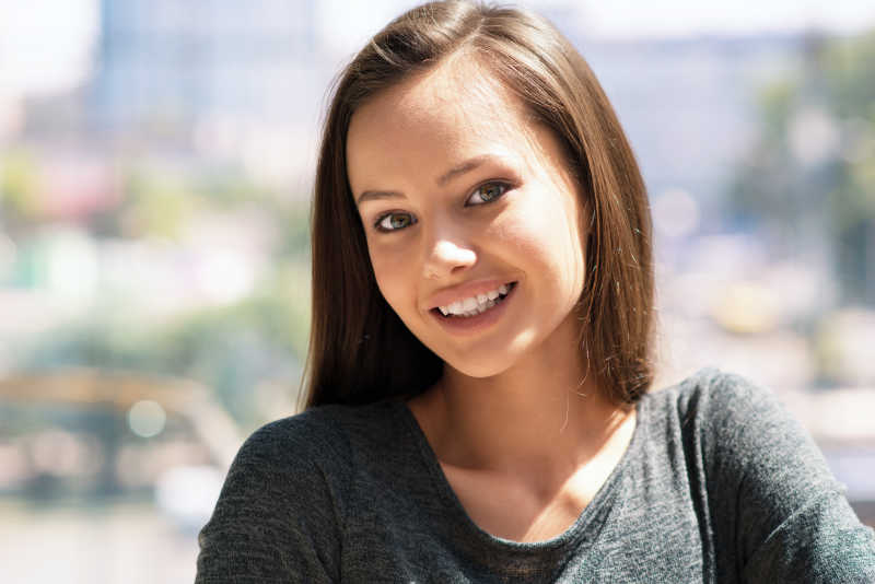 在室外微笑的美女