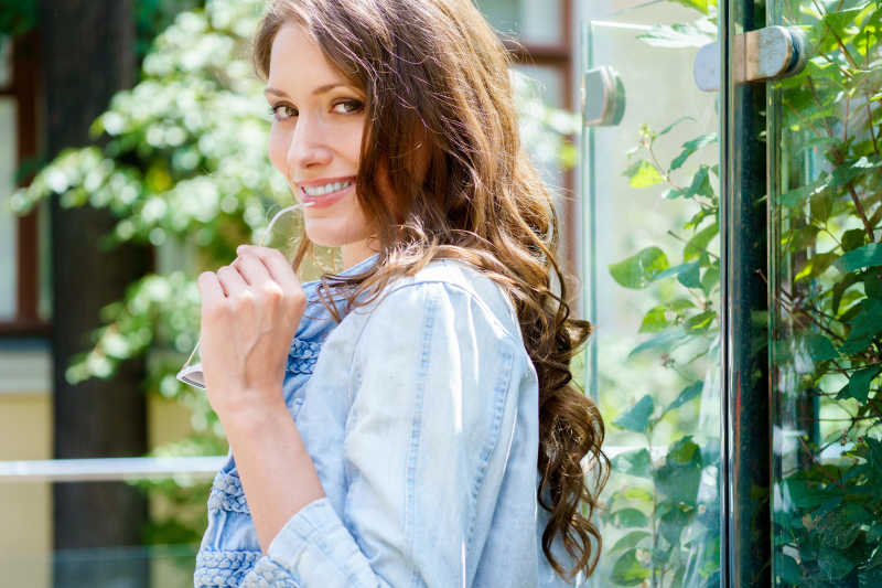 户外棕色的长发的时尚美女