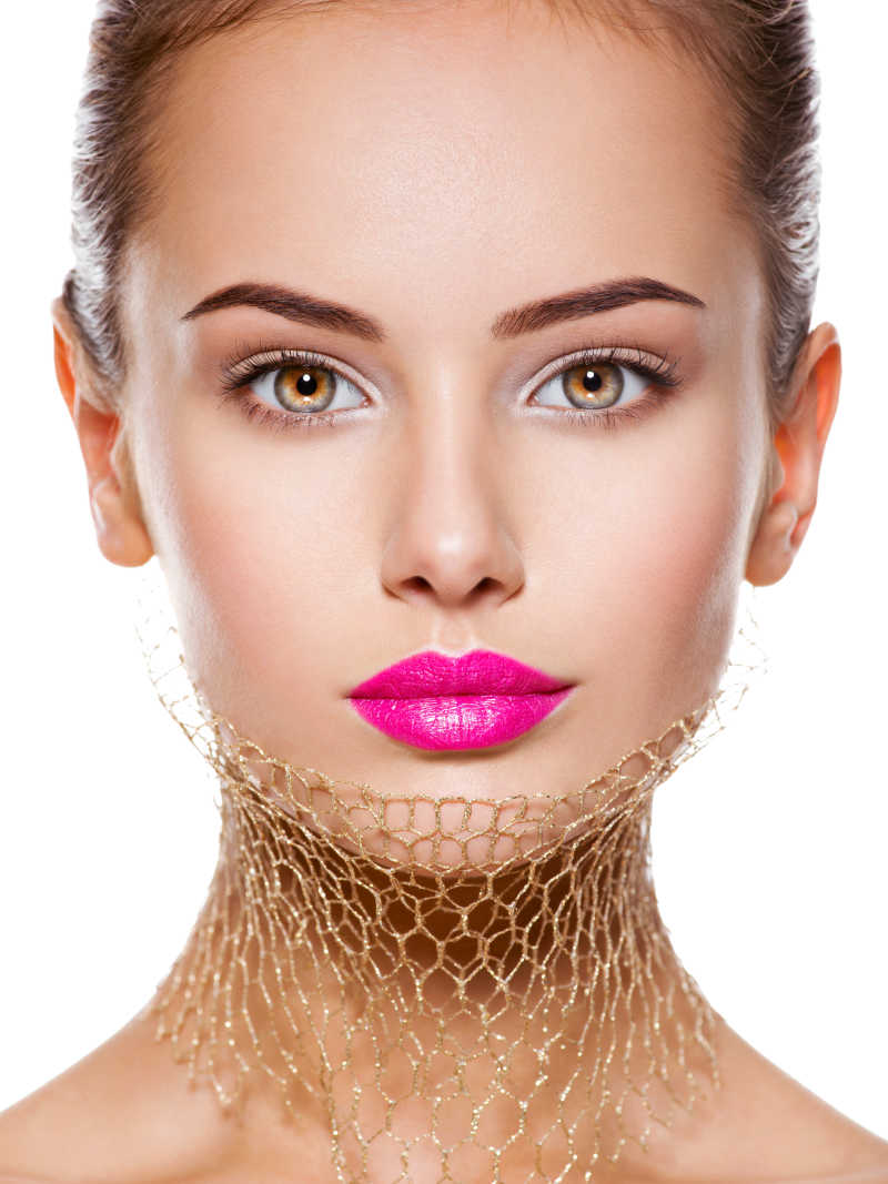 脖子上戴着金色面纱的美女