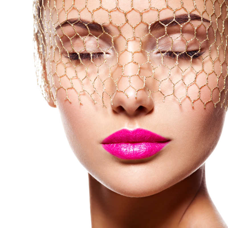 白色背景下闭着眼戴着金色面纱的额敏