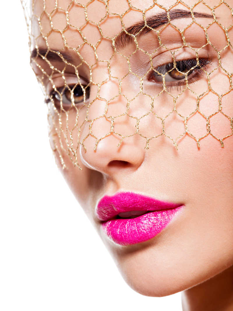 白色背景戴着金色面纱的精致女孩