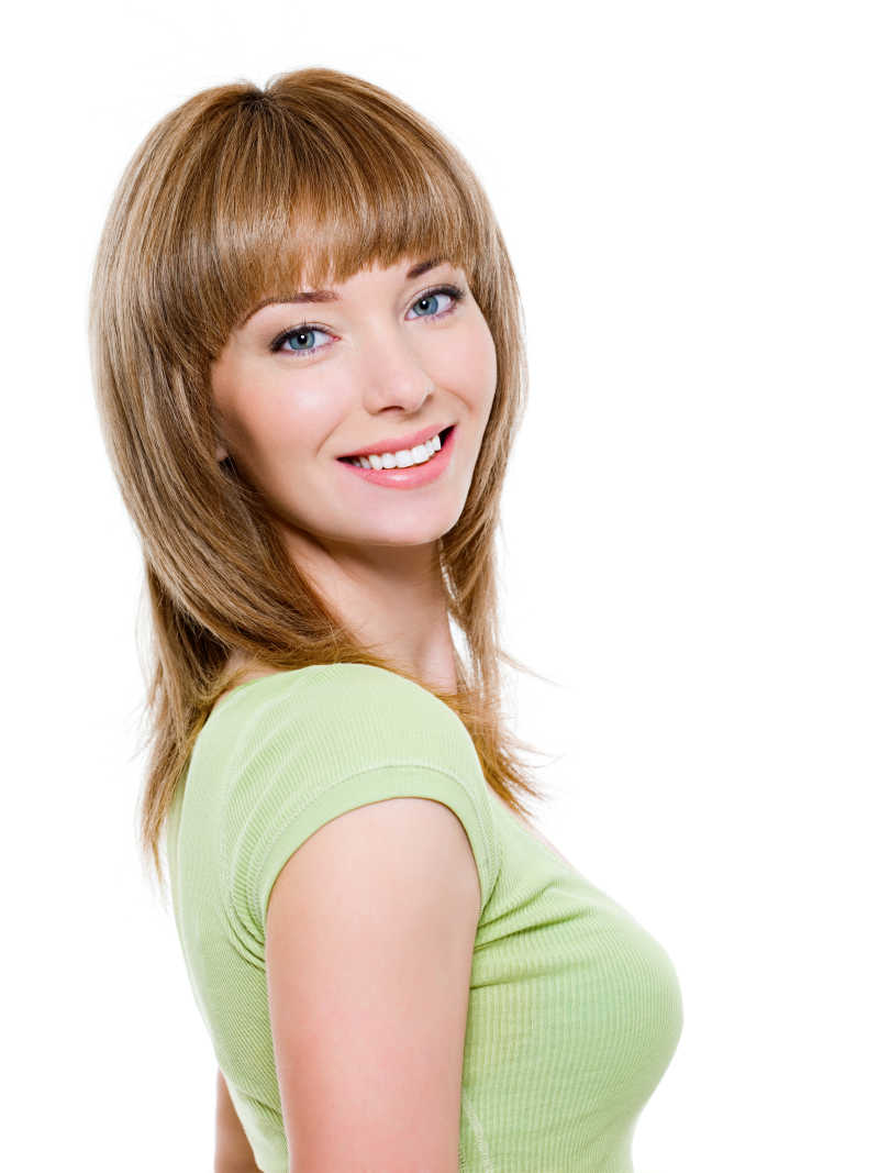 白色背景前穿绿色T恤的金发美女