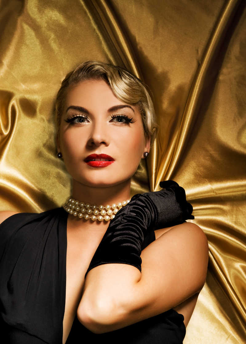 带着黑色手套的复古美女