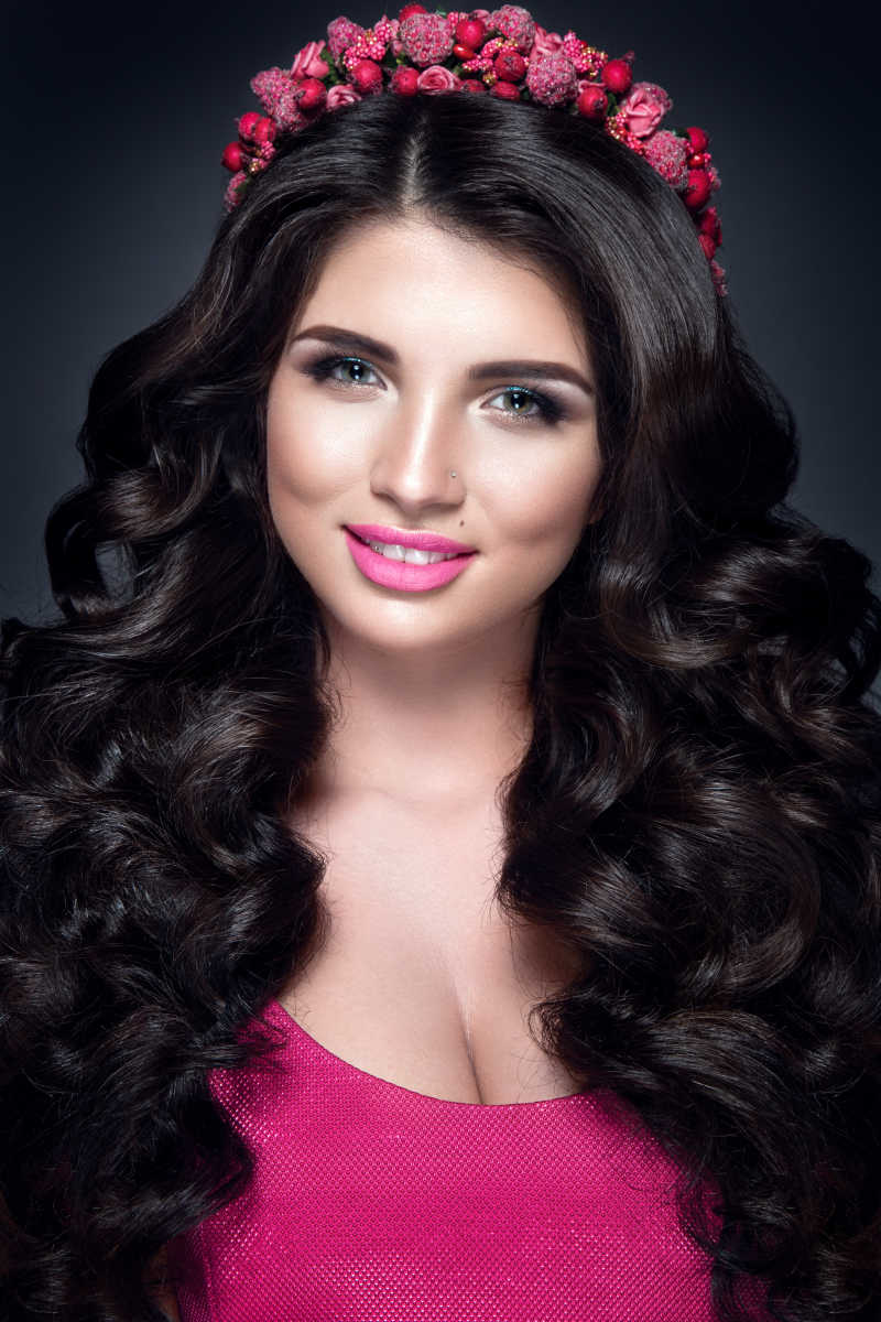 美丽的卷发女孩肖像