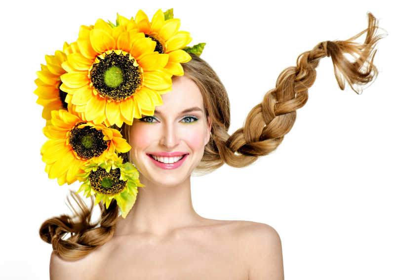 戴向日葵头饰的明媚微笑的女孩